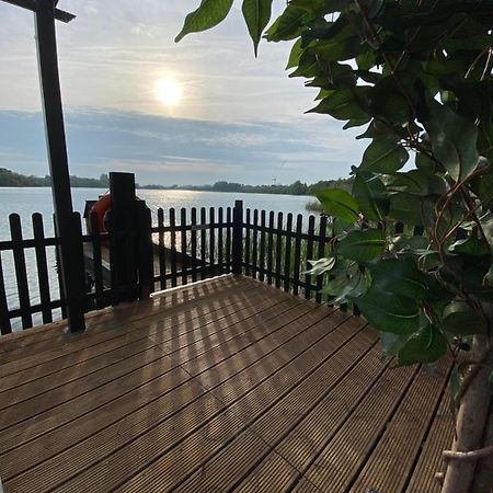 Lodge On The Lake At Lakeside Holiday Park Chichester Luaran gambar