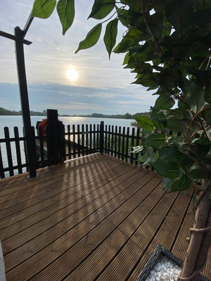 Lodge On The Lake At Lakeside Holiday Park Chichester Luaran gambar