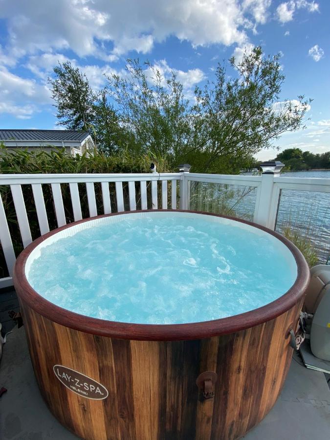 Lodge On The Lake At Lakeside Holiday Park Chichester Luaran gambar